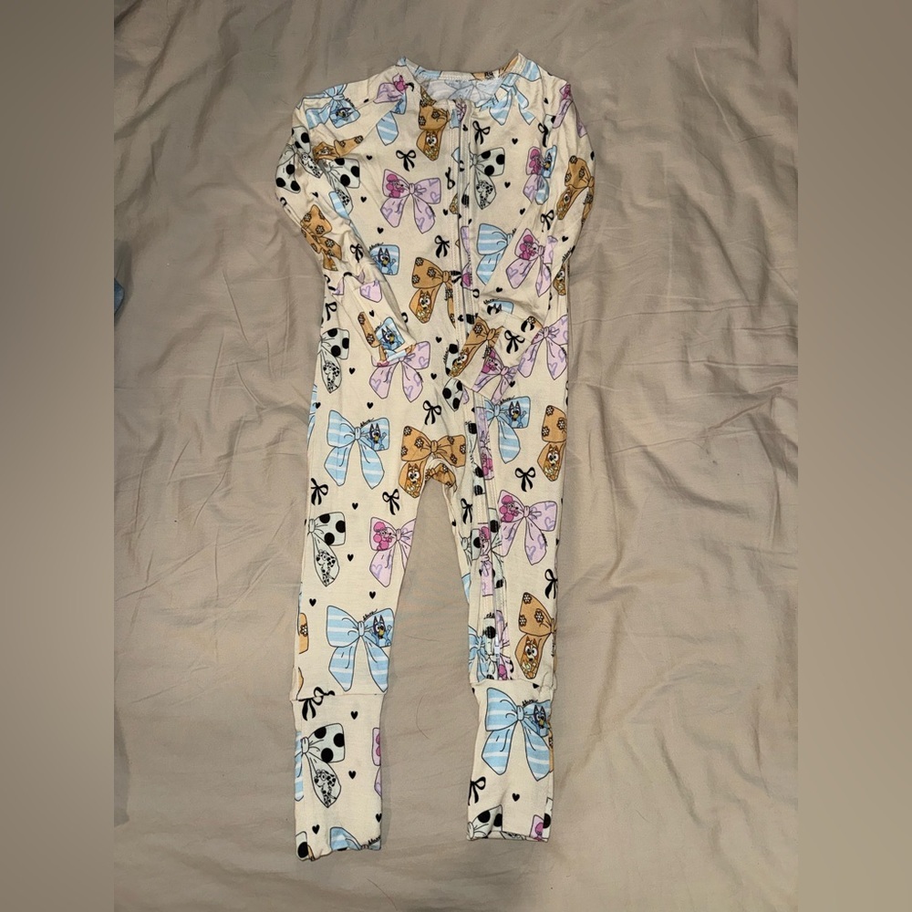 NWOT Bluey Bows Bamboo Zippy Pajamas - Size 12-18 Months
